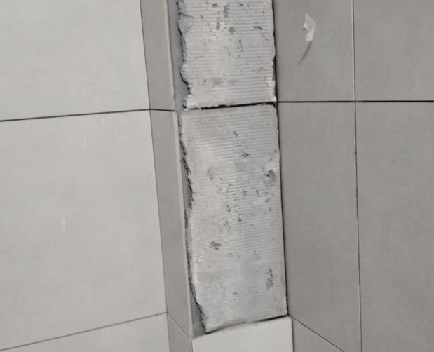 玉溪瓷砖空鼓维修公司分享下瓷砖施工前基层浇水润湿程度不足，可能导致以下问题