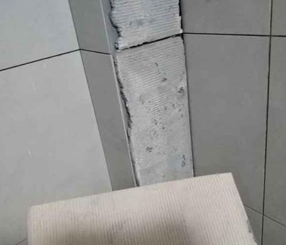 玉溪瓷砖空鼓维修公司分享下厨房瓷砖脱落的补救措施。